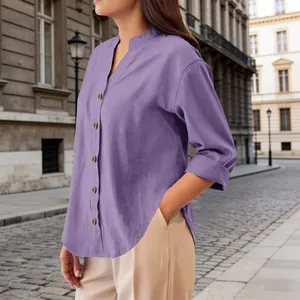 Dettaglio di camicia in lino viola con collo alla coreana e bottoni in legno