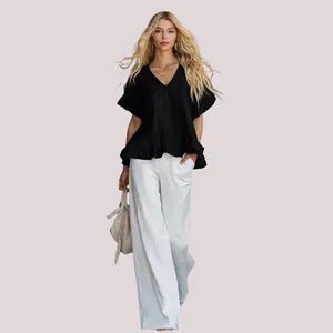 Elegante Damen V-Ausschnitt Bluse in Schwarz mit Rüschensaum für den sommerlichen Modestil.