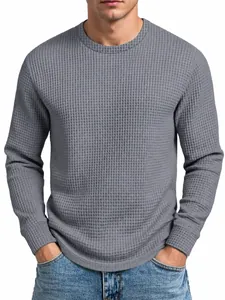 Détail de la texture en maille gaufrée grise sur un t-shirt à manches longues