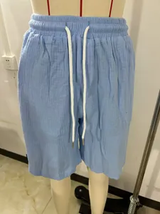 Detailansicht der hellblauen Herren-Casual-Shorts aus Leinen-Baumwolle mit weißem Kordelzug