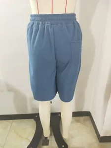 Vista detallada trasera de pantalones cortos casuales azules tipo gofre para hombre