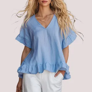 Elegante hellblaue Damen-Kurzarmbluse mit V-Ausschnitt und modischen Rüschendetails für den Sommer