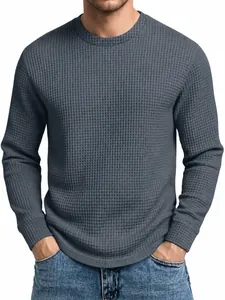 Vue détaillée d'un t-shirt à manches longues pour hommes en maille gaufrée.