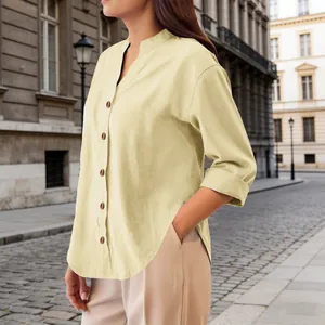 Dettaglio di camicia in lino crema con collo alla coreana in ambientazione urbana