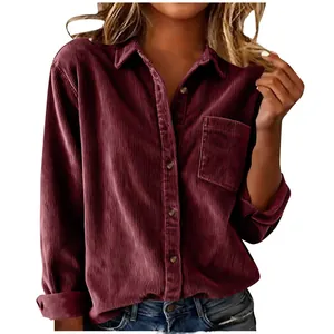 Detailweergave van bordeauxrood corduroy overhemd met geribbelde textuur en knoopsluiting