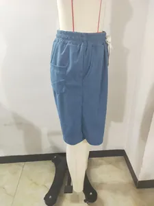 Detalle de pantalones cortos casuales de punto gofre azul con cordón y bolsillo lateral