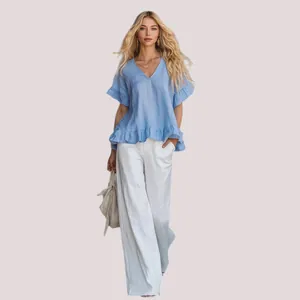 Elegante blaue Rüschenbluse mit V-Ausschnitt und weiße weite Hose Damen Sommer Set