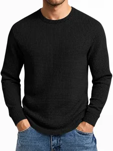 Vue détaillée d'un sweat-shirt noir en maille gaufre pour homme, coupe ajustée
