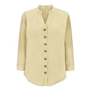 Primo piano di una camicia casual in cotone e lino da donna con colletto alla coreana beige.