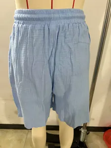 Detail von hellblauen Herren-Shorts aus Baumwollleinen mit elastischem Bund und Struktur