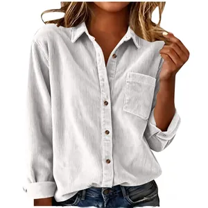 Gedetailleerde weergave van de witte gestreepte corduroy textuur op dit casual shirt