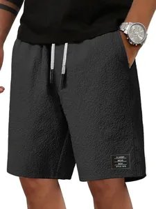 Detailaufnahme der schwarzen Waffelstrick-Struktur bei Herren-Freizeit-Sommer-Shorts