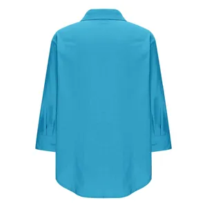 Vista posteriore di una camicia larga in cotone lino da donna in blu ciano a maniche lunghe.