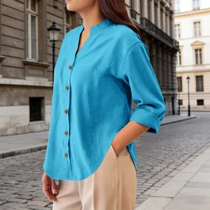 Dettaglio di una camicia in cotone e lino con colletto Henley blu su una modella in strada