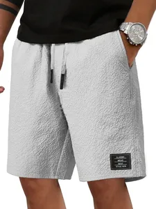 Detailaufnahme der grauen Herren-Waffel-Freizeitshorts mit verstellbarem Kordelzug am Bund