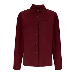 Gedetailleerde weergave van bordeauxrood corduroy overhemd met lange mouwen en kraag