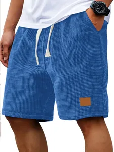 Detalle de los pantalones cortos azules de punto gofrado con cordón ajustable