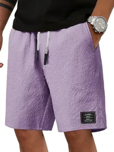 Detailansicht der lila Waffel-Casual-Shorts für Herren mit schwarzem Etikett.