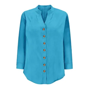 Dettaglio di una camicia Henley da donna in cotone e lino azzurro con bottoni in legno pregiato
