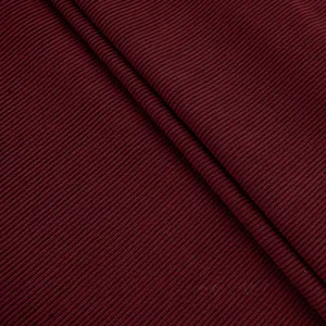Macro-opname van bordeaux corduroy stof met verticale ribbelstructuur voor overhemden