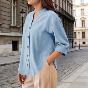 Donna che indossa una camicia in cotone e lino celeste con colletto alla coreana