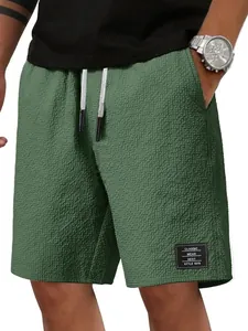Nahaufnahme der grünen Waffelstrick-Textur bei Herren-Sommer-Shorts mit Kordelzug-Detail