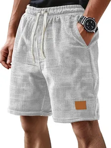 Détail du short décontracté en maille gaufrée gris clair pour homme avec cordon.