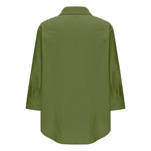 Vista posteriore di una camicia lunga in lino verde oliva da donna con orlo curvo