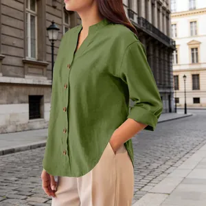 Camicia ampia in cotone e lino verde oliva con collo a lupetto e bottoni per uso quotidiano