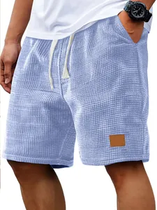 Primer plano de los pantalones cortos de punto gofrado azul claro para hombre con cordón