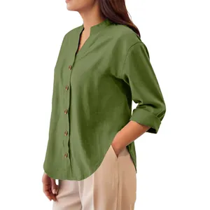 Dettaglio della camicia da donna in cotone e lino verde oliva con colletto alla coreana.