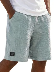 Detailansicht hellblauer Herren-Leinen-Shorts mit atmungsaktiver Knitterstruktur
