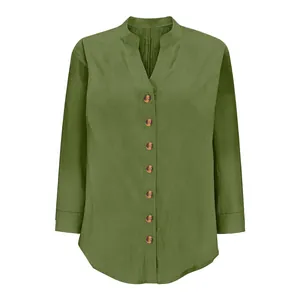 Dettaglio della camicia in cotone e lino verde oliva con colletto e bottoni legno