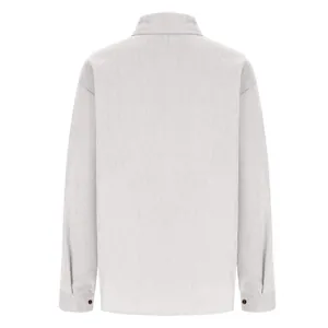 Achteraanzicht van een wit oversized corduroy overhemd met getextureerde strepen