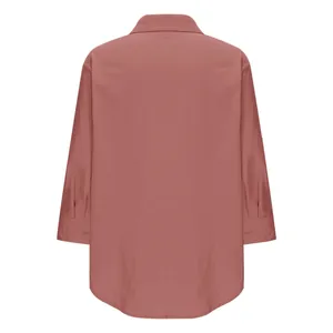 Vista posteriore di una camicia da donna in cotone e lino rosa antico con vestibilità ampia
