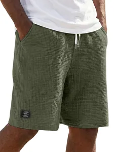 Detailansicht der olivgrünen Baumwoll-Leinen-Freizeitshorts für Herren mit Waffelstruktur.