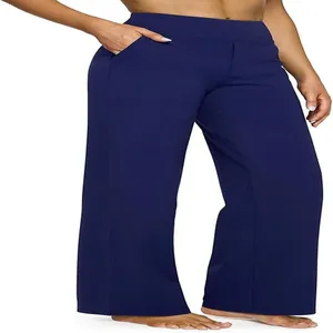 Dettaglio dei pantaloni larghi blu navy con un pratico design della tasca laterale