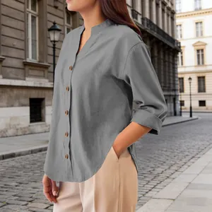Dettaglio ravvicinato di una camicia Henley in lino grigio con collo coreano