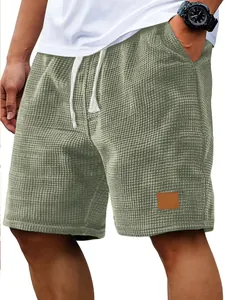 Detalle de los pantalones cortos casuales de punto gofrado verde oliva para hombre con cordón