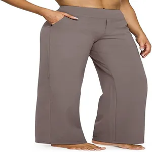 Dettaglio dei pantaloni larghi color talpa a vita alta da donna con tasche