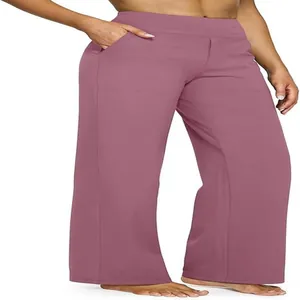 Dettaglio di pantaloni casual a gamba dritta da donna con pratiche tasche laterali inclinate