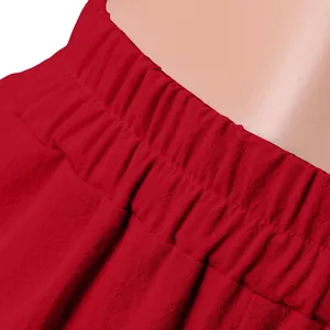 Κοντινή λεπτομέρεια της ελαστικής μέσης σε κόκκινο βαμβακερό λινό παντελόνι.