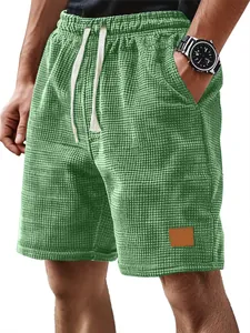 Detalle de pantalones cortos informales verdes para hombre con textura de gofre y cordón