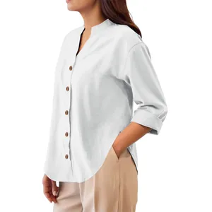 Dettaglio di camicia in lino bianca con collo alla coreana da donna, vista laterale