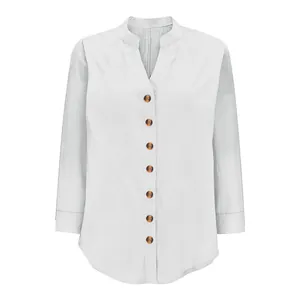 Dettaglio camicia Henley bianca in cotone e lino con bottoni in legno e collo a lupetto