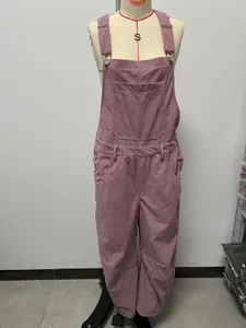 Vista detallada de un mono de pana rosa palo para mujer en un maniquí de costura ajustable.