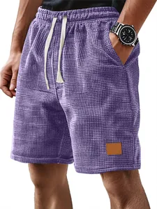 Primer plano del ajuste y el tejido tipo gofre de los pantalones cortos morados.