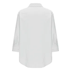 Vista posteriore di una camicia larga in cotone e lino da donna, stile minimalista.