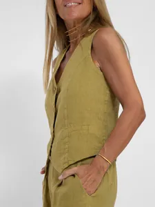 Nahaufnahme eines modischen olivgrünen Sets aus Leinenweste und Hose mit Tasche