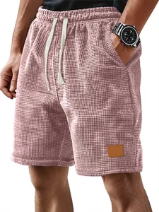 Vista detallada de pantalones cortos de punto gofre rosa para hombre con parche de cuero